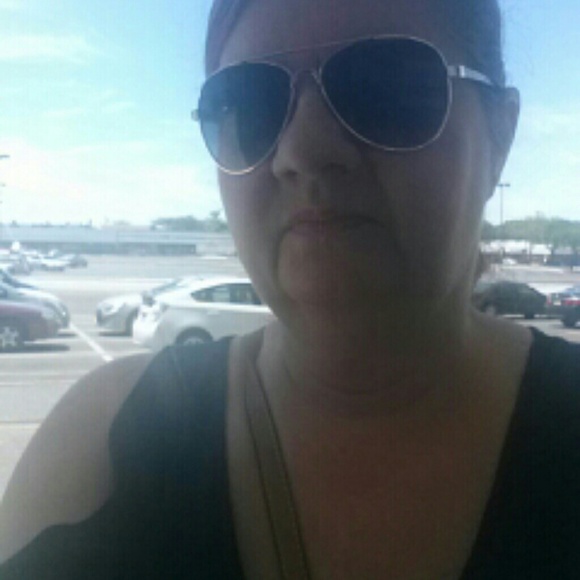 Profile Picture of Annemarie Brasky lozada (@anne196) on Poshmark