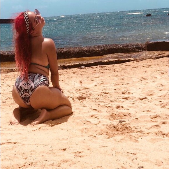 Profile Picture of Anabelle Soto (@anabelle0210) on Poshmark