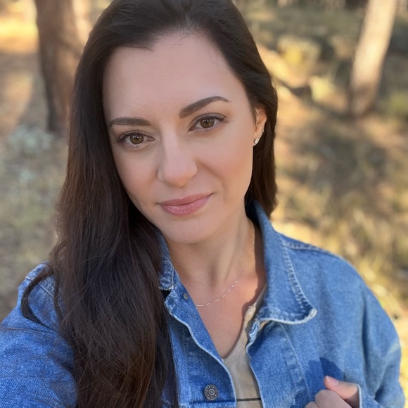 Profile Picture of Emily Zirbes (@emily_louise12) on Poshmark