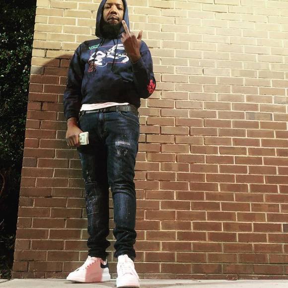 Profile Picture of Fenny Hicks (@fenny1017) on Poshmark