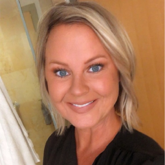 Profile Picture of Crystal Calufetti (@cry_stal10) on Poshmark