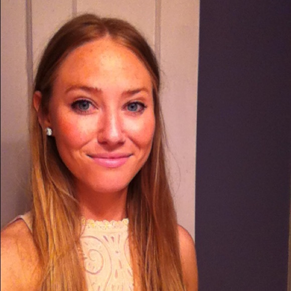 Profile Picture of Kara Hohnecker (@kahohn) on Poshmark