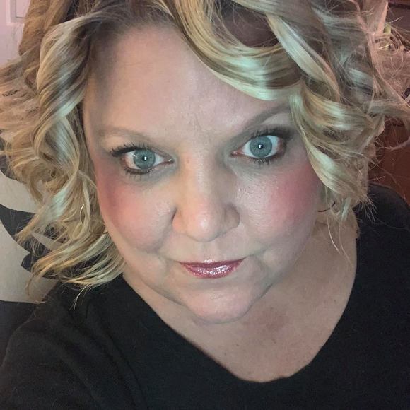 Profile Picture of Amanda Whitacre (@alwhita) on Poshmark