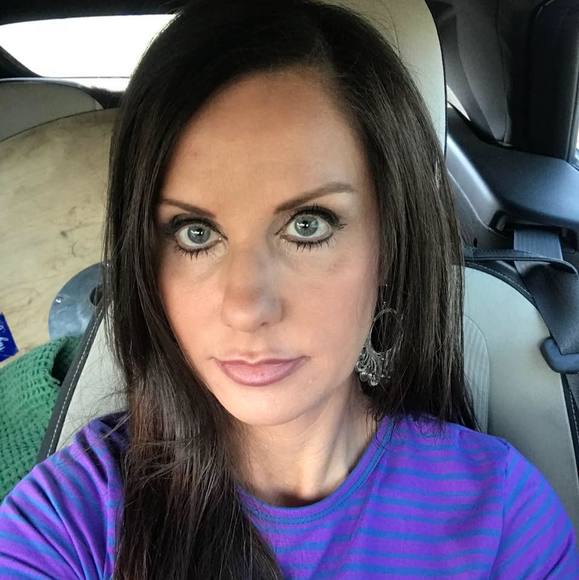 Profile Picture of Tammy Arnett (@revale09) on Poshmark