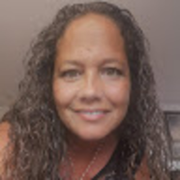 Profile Picture of Stephanie Cottier (@s_cottier) on Poshmark