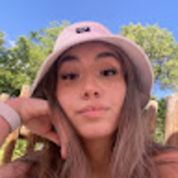 Danielle Valderrama - Poshmark Profile Picture of Danielle Valderrama (@daniuncanny) on Poshmark