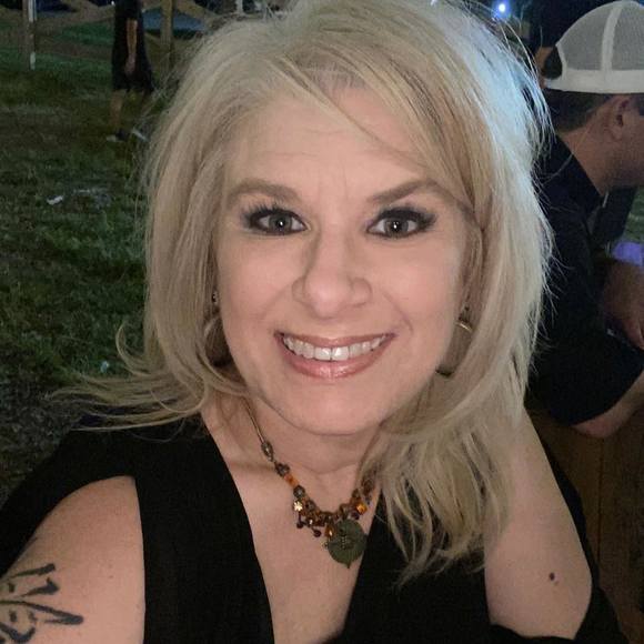 Profile Picture of Andrea Wernli (@andrea1069) on Poshmark