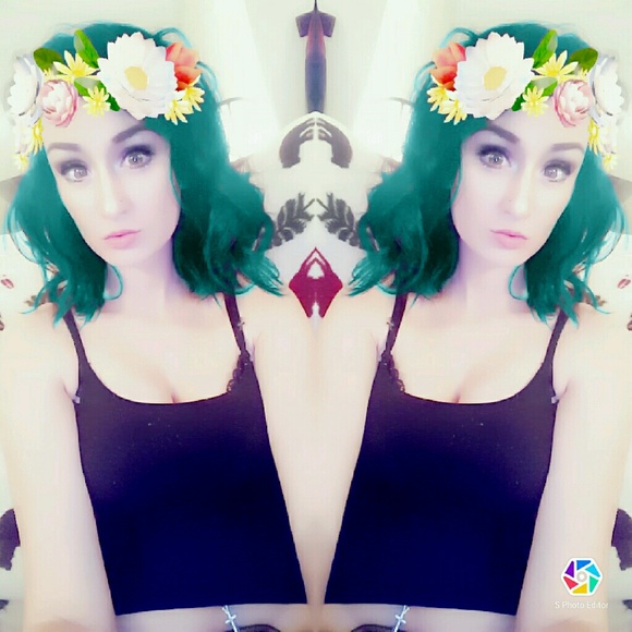 Profile Picture of Devinee Steinbach (@geezkeys0325) on Poshmark