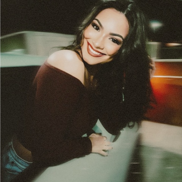 Profile Picture of Ashley Canzone (@ashleycanzone) on Poshmark