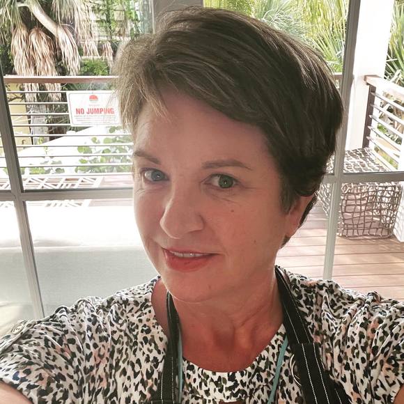 Profile Picture of Melissa Dedloff (@melissadedloff) on Poshmark