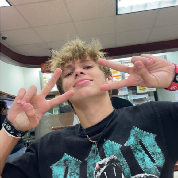 Profile Picture of Cash Manwarren (@cxshstore) on Poshmark