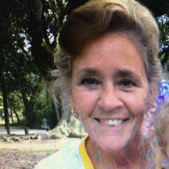 Profile Picture of Cheryl Hallal (@muffin70043) on Poshmark