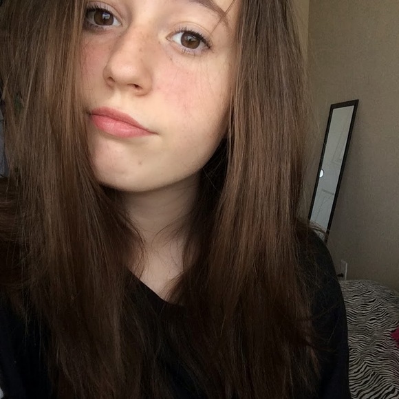 Profile Picture of Savannah Page (@savannaaahmarie) on Poshmark