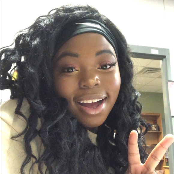 Profile Picture of Eveline Gumbo (@eveline_lol) on Poshmark