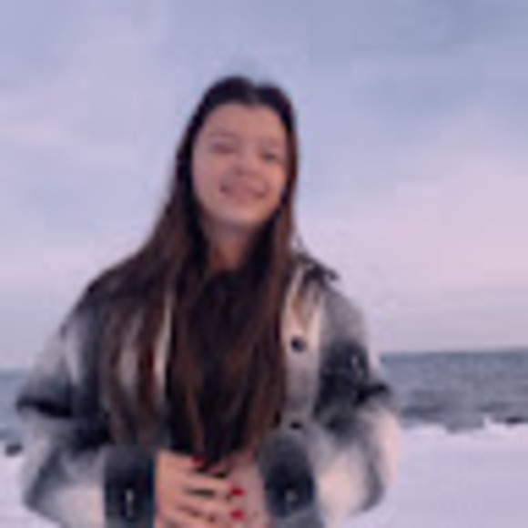 Profile Picture of Faith Akeson (@faithakeson) on Poshmark