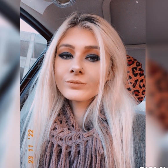 Profile Picture of Willow Mackesy (@willowmack13) on Poshmark