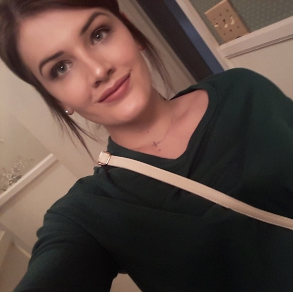 Profile Picture of Kelsey Case (@kelseycase93) on Poshmark