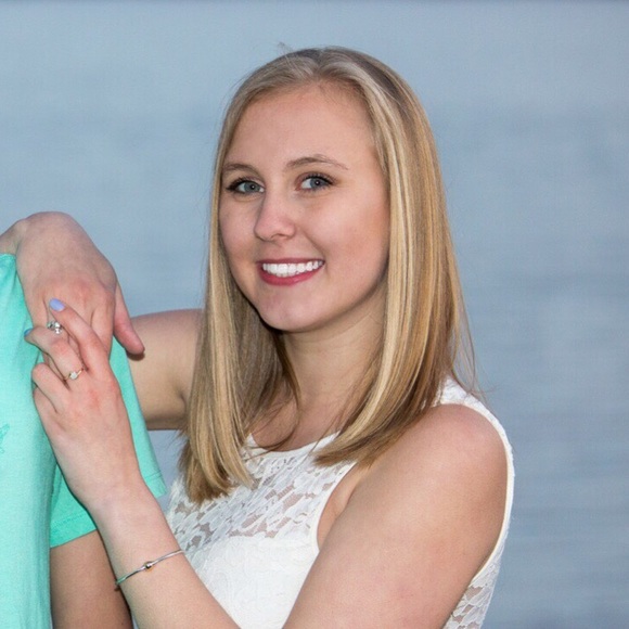 Profile Picture of ! erynn D (@erynnshelby) on Poshmark