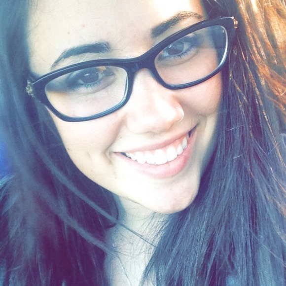 Profile Picture of Alexa Zaharris (@alexalynnz) on Poshmark