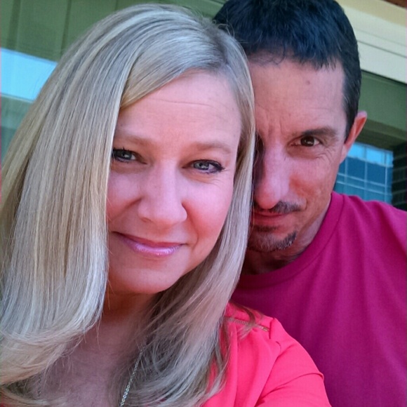 Profile Picture of Vicki Pekarik (@vickiandtom) on Poshmark