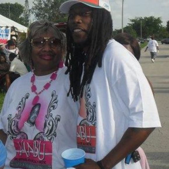 Profile Picture of Julia Boynton (@juliaboynton1) on Poshmark