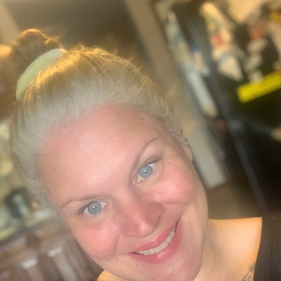 Profile Picture of Danielle Koser (@d_koser) on Poshmark