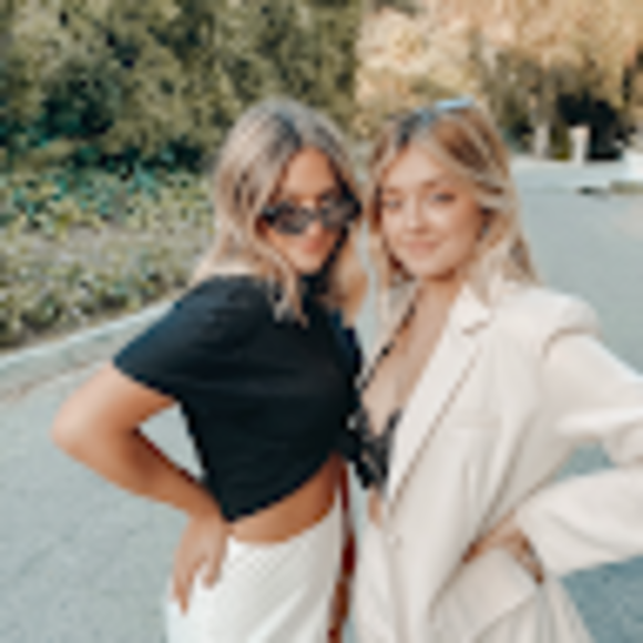 Profile Picture of Taylor Schwalbe (@taylorschwalbe) on Poshmark