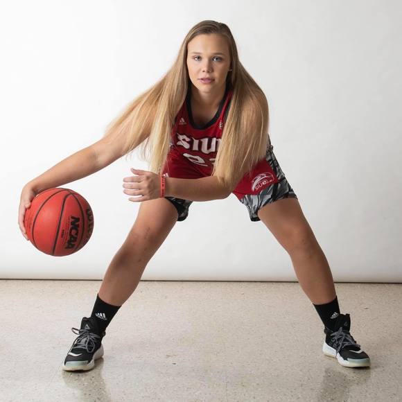 Profile Picture of Madi Hackstadt (@madihackstadt) on Poshmark