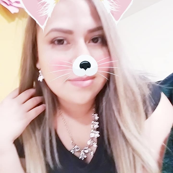 Profile Picture of Jazmin Cenderos (@jazmincenderos) on Poshmark