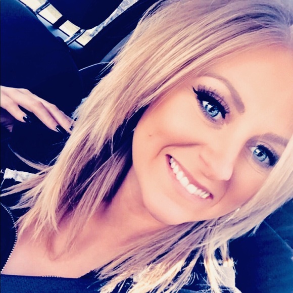 Profile Picture of Erica Grizzle (@erica_grizzle) on Poshmark