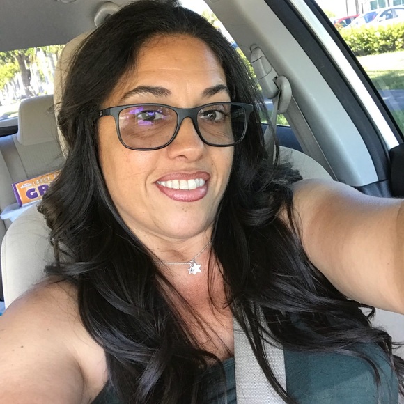 Profile Picture of Robin Valentino (@valentinor69) on Poshmark