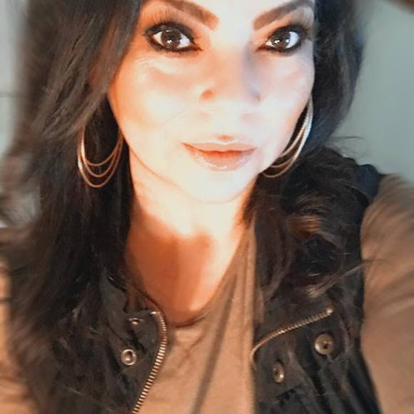 Profile Picture of Liz Bouchot (@ebouchot17) on Poshmark