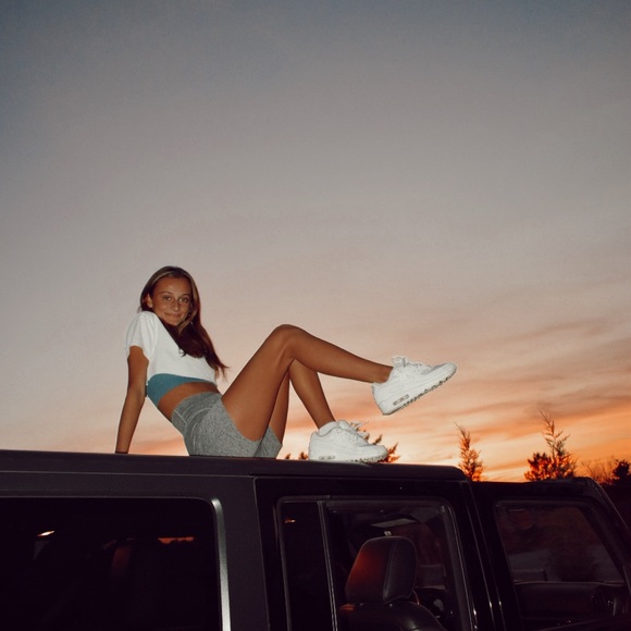 Profile Picture of Claire Riegelsberger (@cer10) on Poshmark