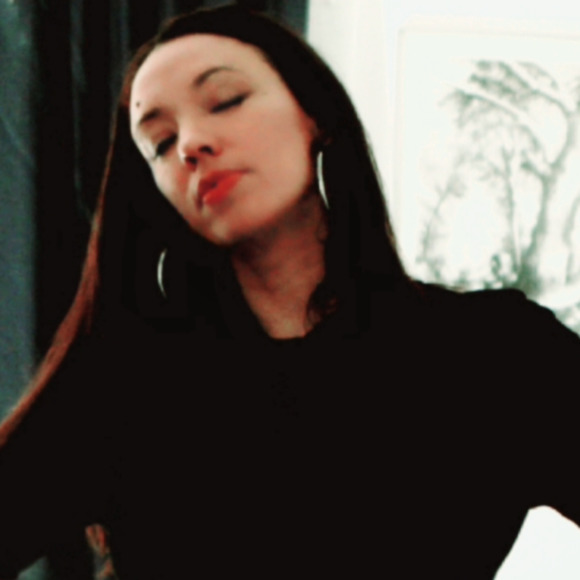 Profile Picture of Alisande Vazquez (@sugerpop) on Poshmark