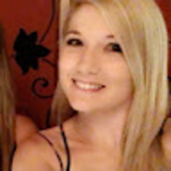 Profile Picture of Alice Nolland (@alicenolland) on Poshmark