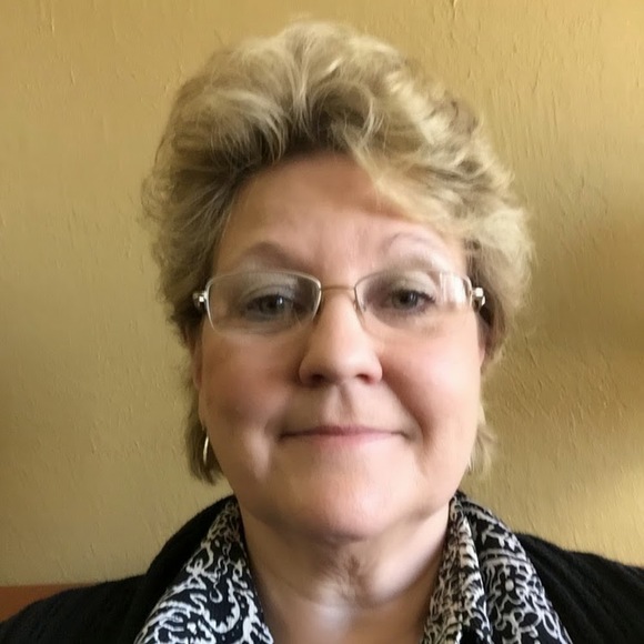 Profile Picture of Diane Dennis (@dennisdi) on Poshmark