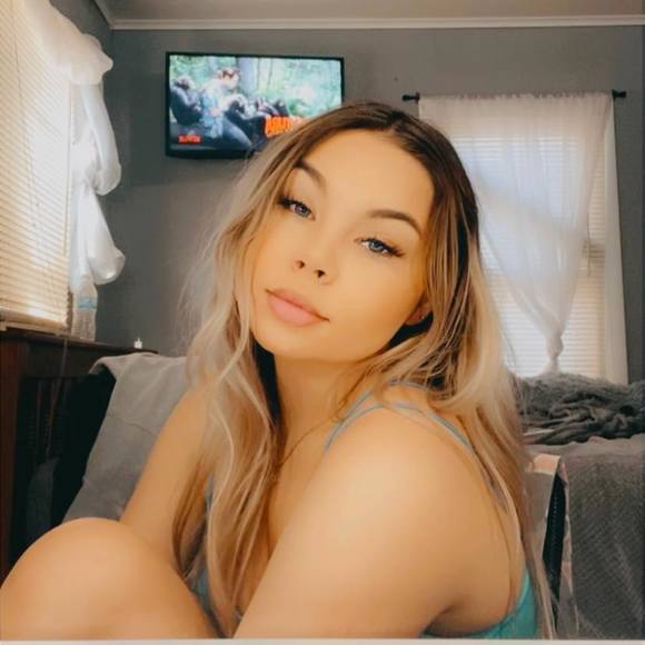 Profile Picture of Kylee Grooms (@kyleegrooms) on Poshmark