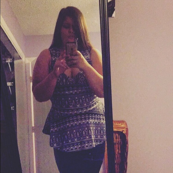 Profile Picture of Ellie Singleton (@ellieellie0119) on Poshmark