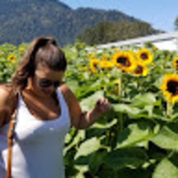 Profile Picture of Daniela Pereira (@danielalala16) on Poshmark