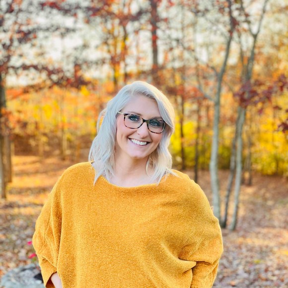 Profile Picture of Julia Estes (@julesenbe) on Poshmark