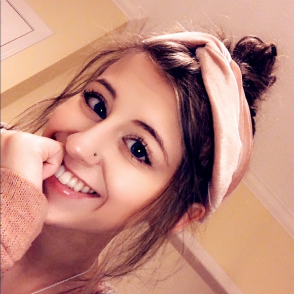 Profile Picture of Victoria Rodocker (@victoriajjanw) on Poshmark