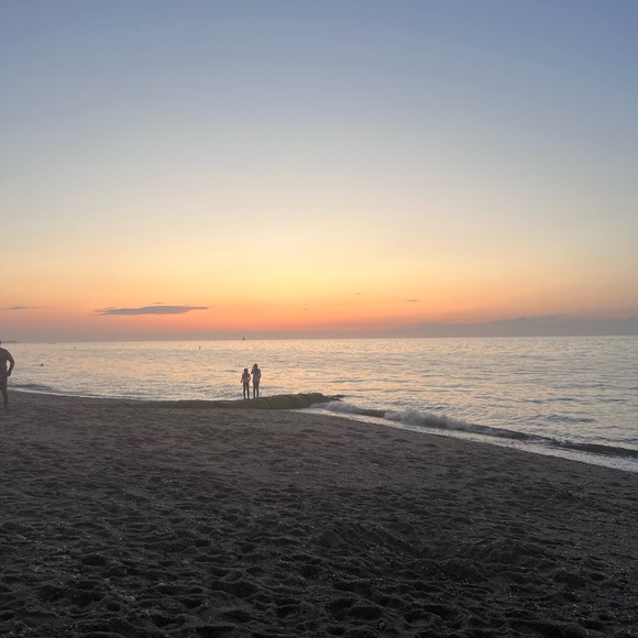 Profile Picture of Lauren Gobes (@laugobes) on Poshmark