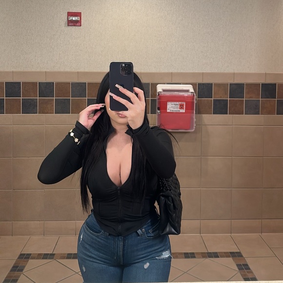 Profile Picture of Andrea Jasmine (@dreaxo2) on Poshmark