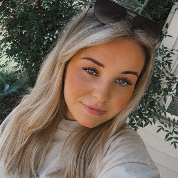 Profile Picture of Alexis Chaney (@alexischaney) on Poshmark