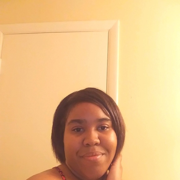 Profile Picture of Olivia Hinton (@ohinton45) on Poshmark