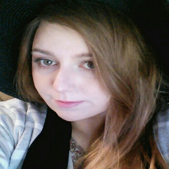 Profile Picture of Ibolya Szijgyarto (@ibolya88sz) on Poshmark