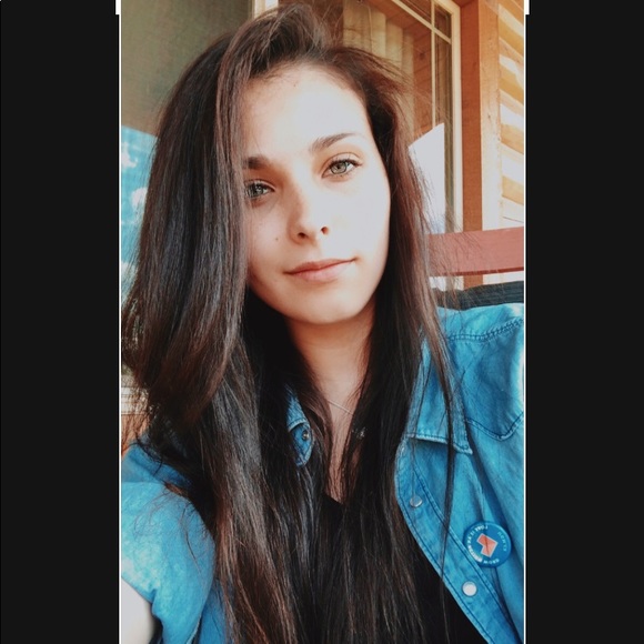 Profile Picture of Isabelle Grelson (@izzie_grel) on Poshmark