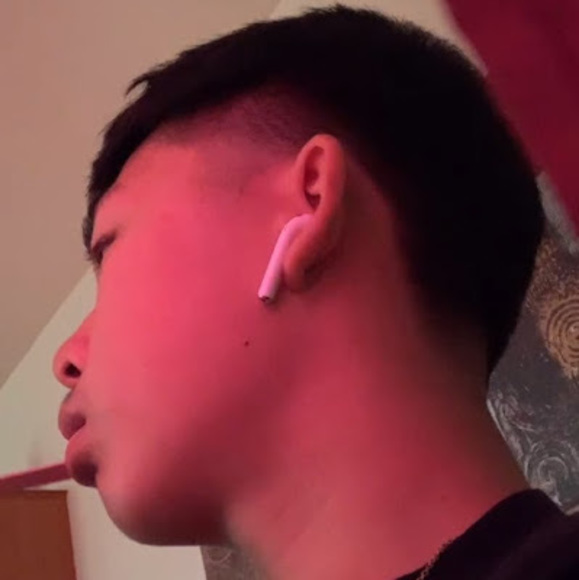 Profile Picture of Efon (@ethanvue924) on Poshmark