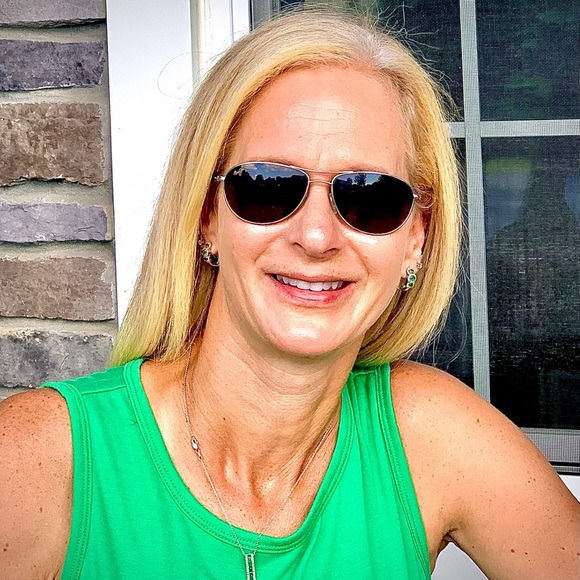 Profile Picture of Shelly Page (@shellypage1) on Poshmark