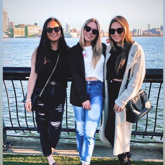 Profile Picture of Alex Abbey (@alex_abbey) on Poshmark